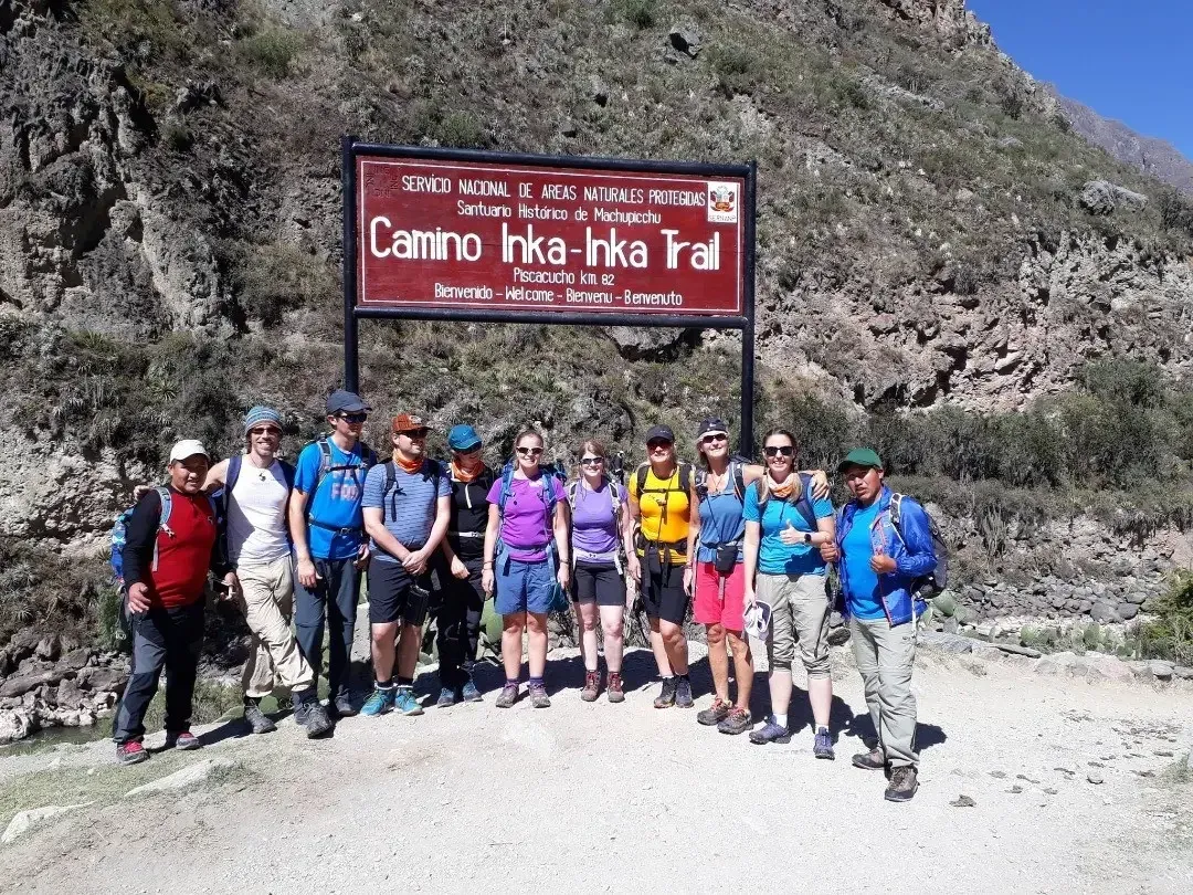 Grupo de viajeros con Machupicchu Reps al inicio del Camino Inca